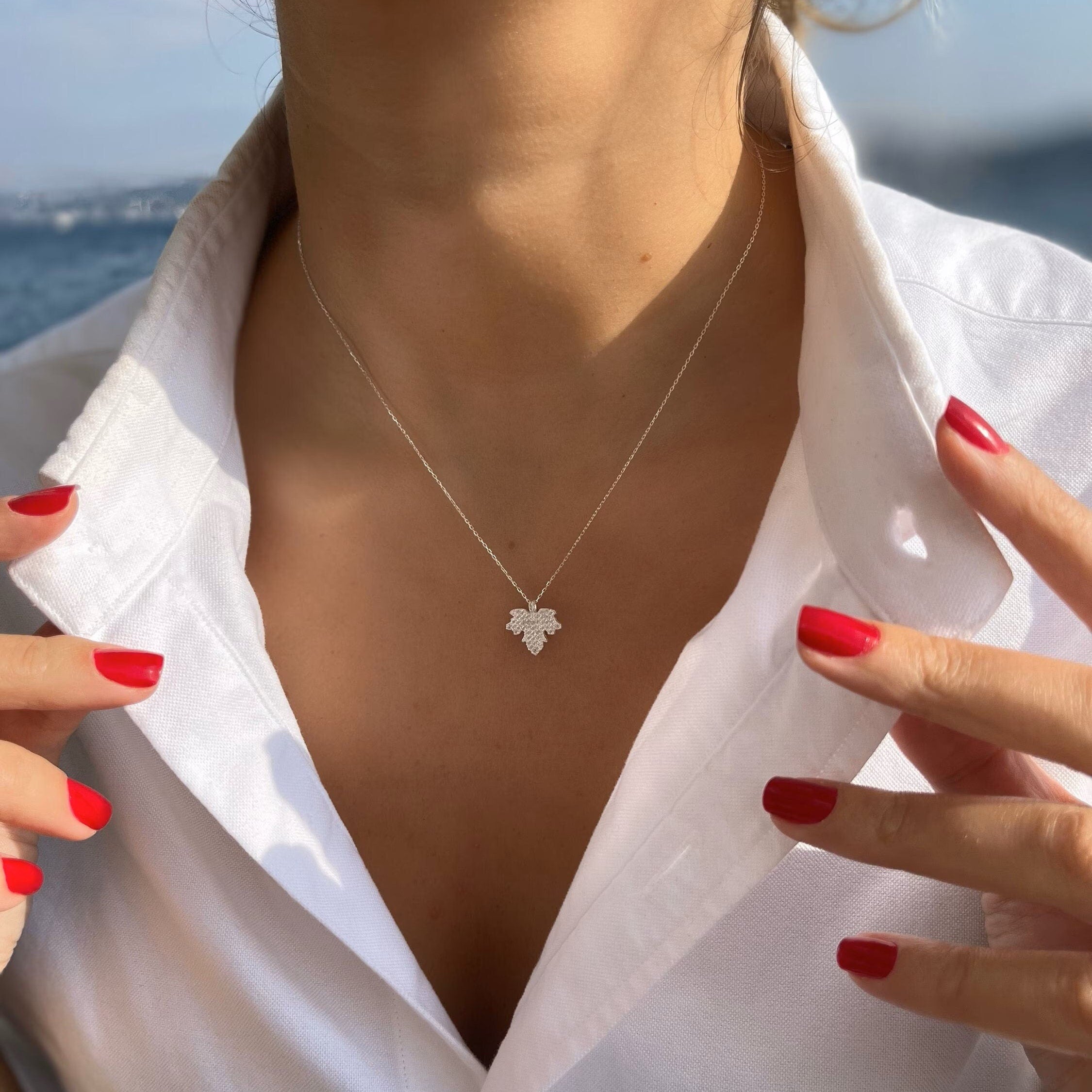 Maple Leaf Necklace - Minimalist Maple Leaf Pendant - Canadian Leaf Charm - Minimalist Nature Jewelry - Silver And Gold Color Options