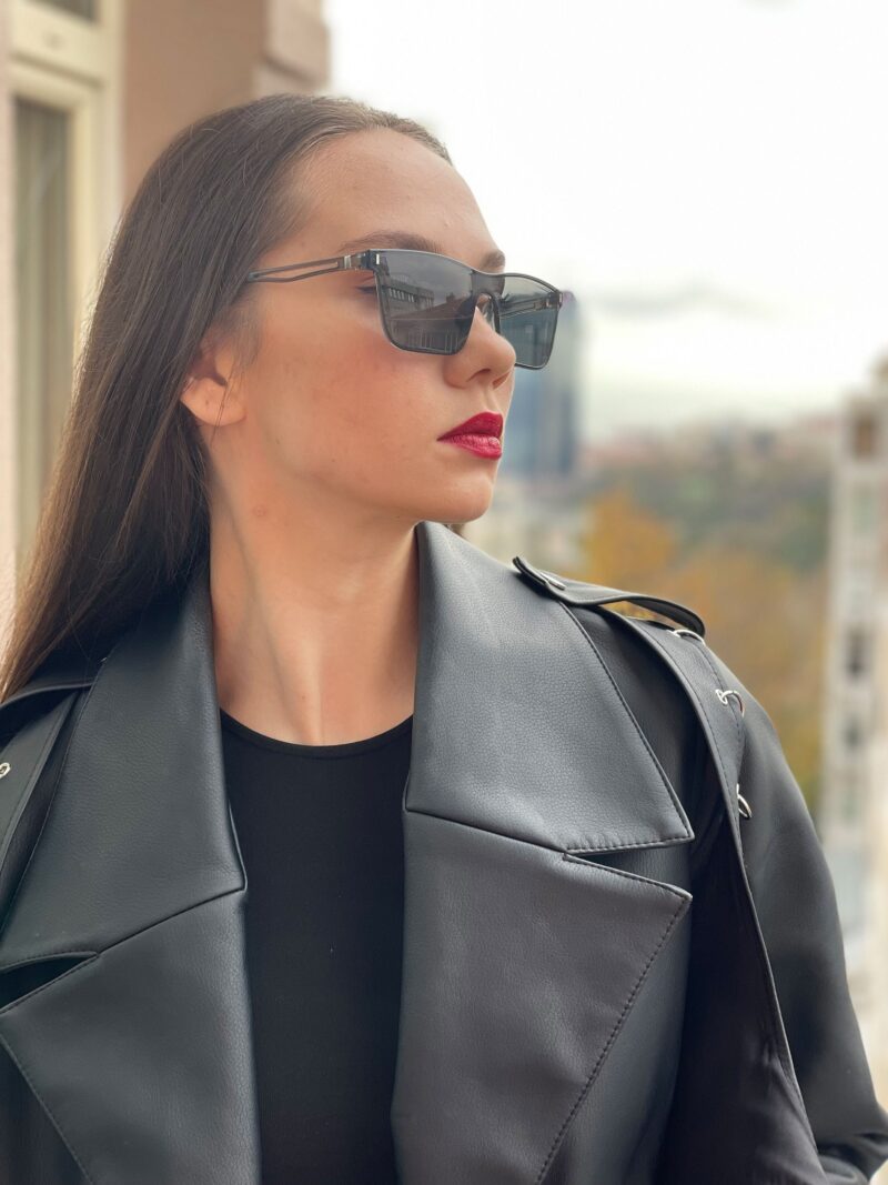 Effortlessly Cool Fashionable Grey Sunglasses - Image 2