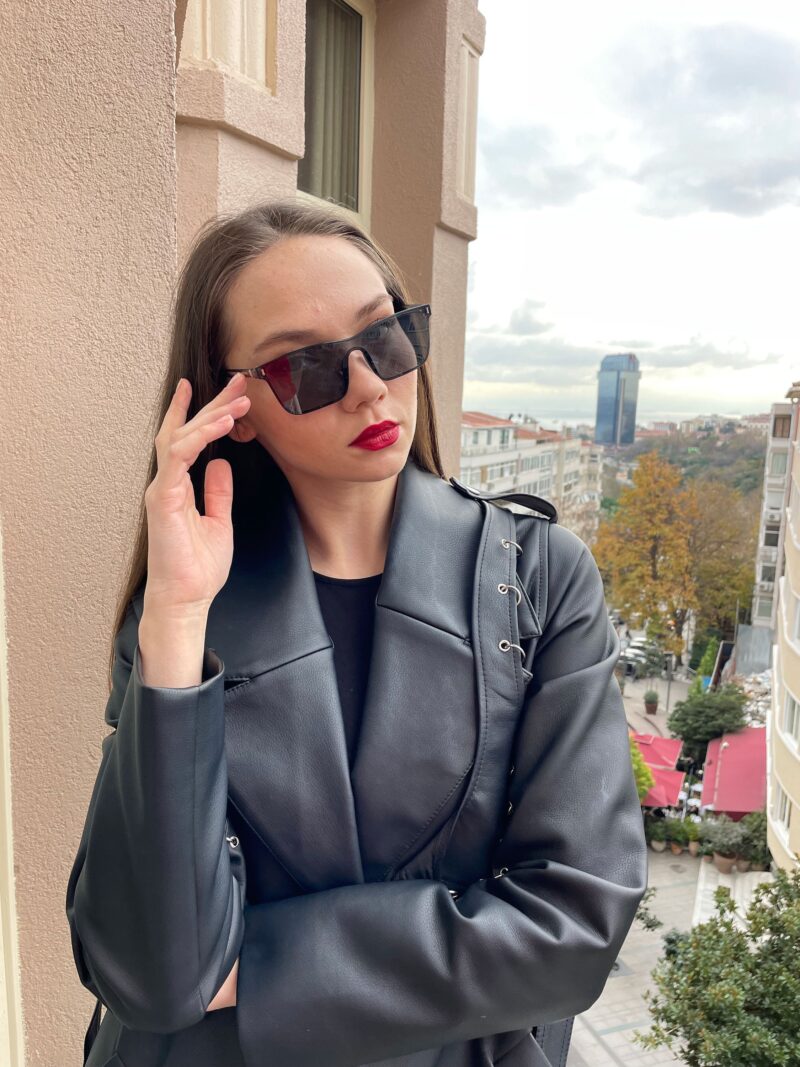 Effortlessly Cool Fashionable Grey Sunglasses - Image 3